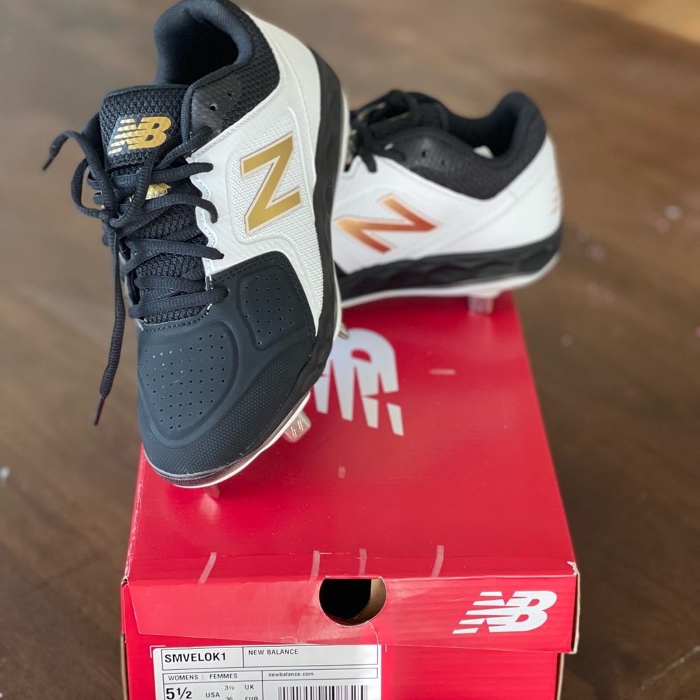 Womens metal New Balance softball cleats size 5.5 new never worn
